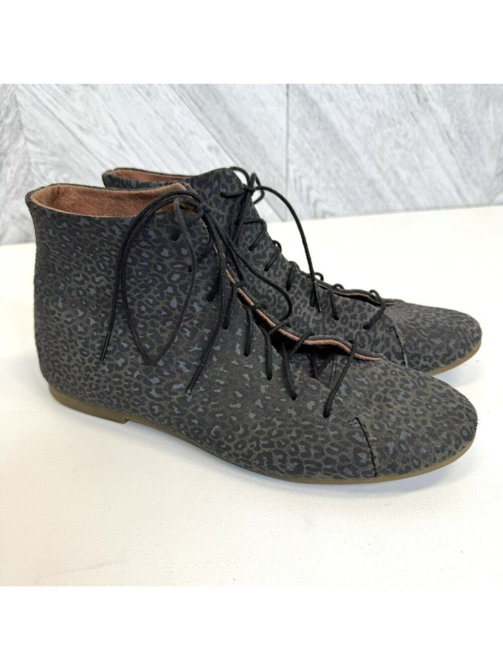 Shoe The Bear Gray Leopard Print Chukka Desert Ankle Boots Lace Up Womens US 10